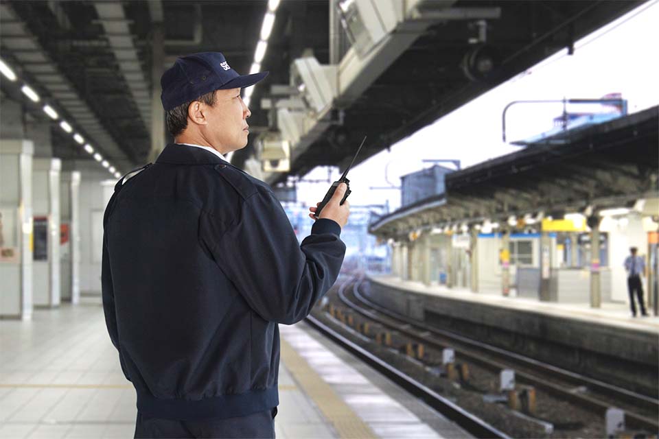 駅構内を警備する人