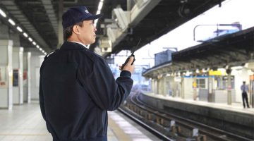 駅構内を警備する人